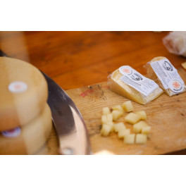 Kozo-ovčí zrající polotvrdý sýr cca 150g (U kozy a petržele)