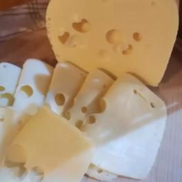 Ement&aacute;lek s&yacute;r s oky, pl&aacute;tky cca 100g (Farma Koz&iacute; Hr&aacute;dek)